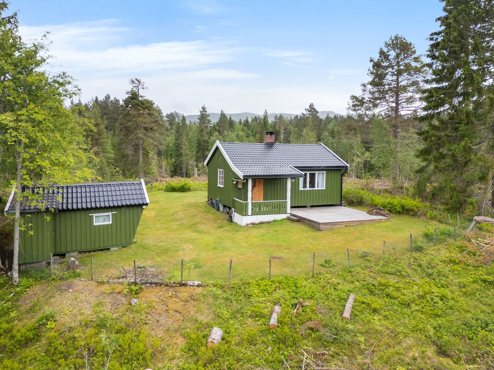 Velkommen til denne usjenerte og privat beliggende hytta ved foten av Skrimfjellene, i nærheten av Lindsåveien og Raje. Galleribilde