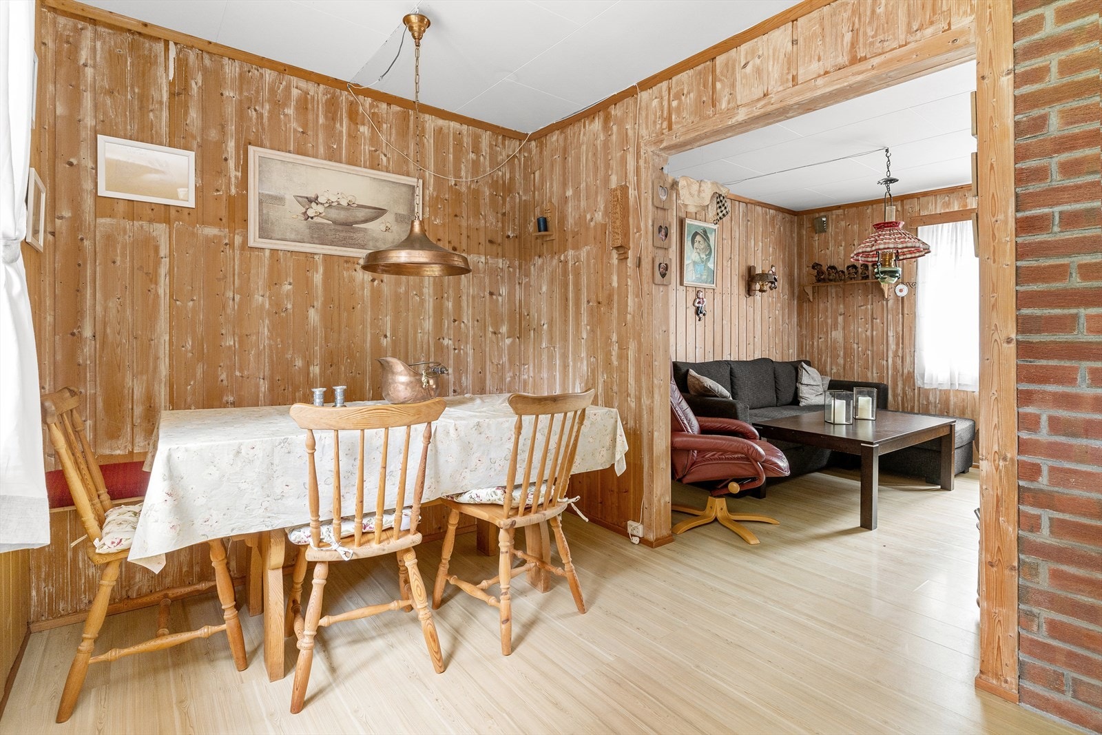 Åpen løsning inn mot spisestue, hvor det er god plass til spisebord. Galleribilde