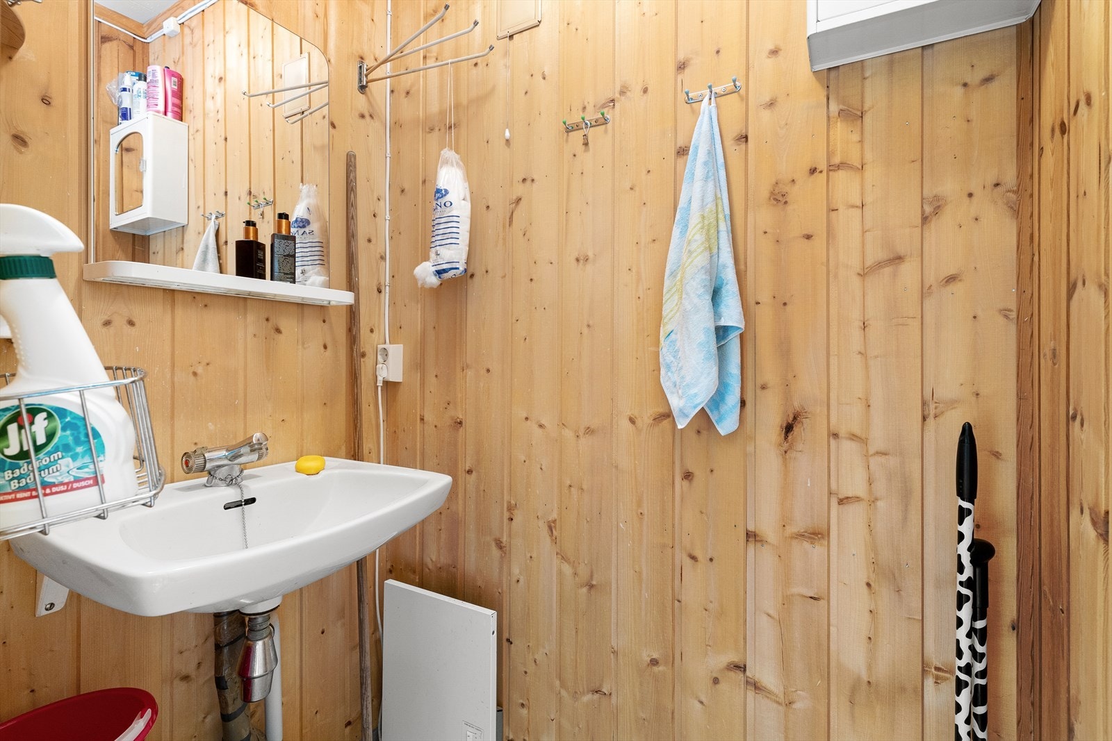 Til venstre for gangen har man et enkelt baderom med vask. Galleribilde