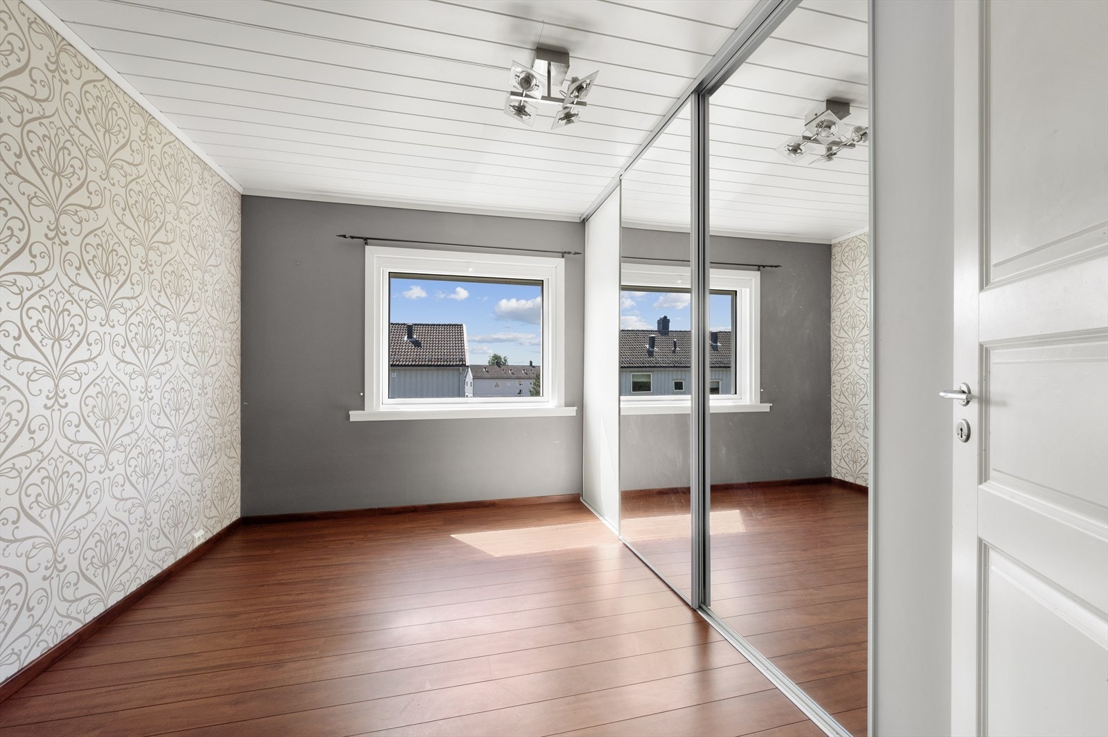 Hovedsoverom med stor skyvedørsgarderobe Galleribilde