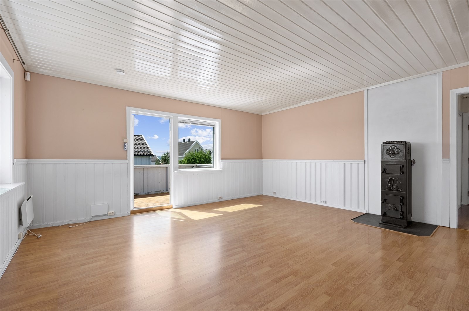 Stor stue med utgang til solrik veranda. Galleribilde