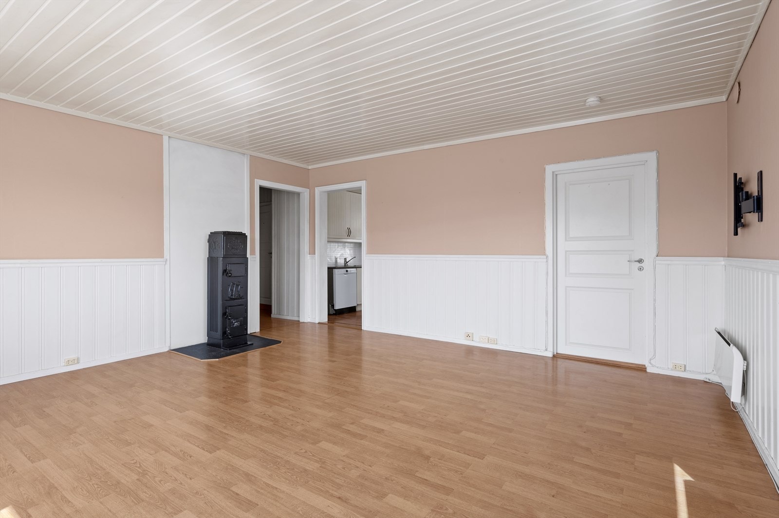 Stor stue med utgang til solrik veranda. Galleribilde
