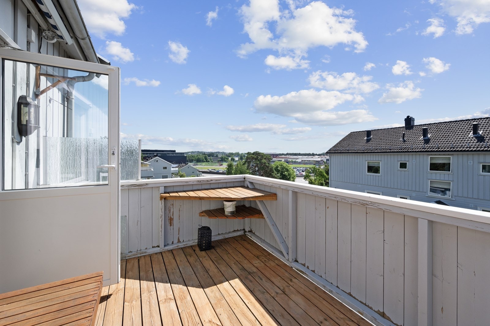 Solrik veranda med fint utsyn Galleribilde