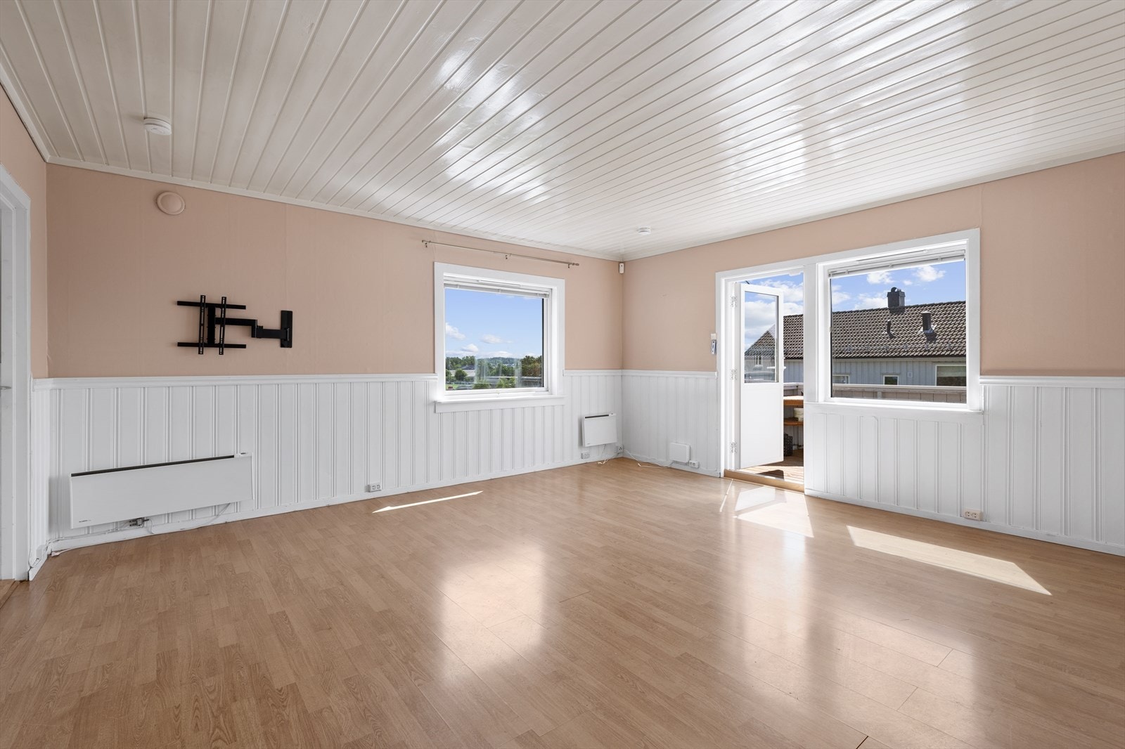 Stor stue med utgang til solrik veranda. Galleribilde