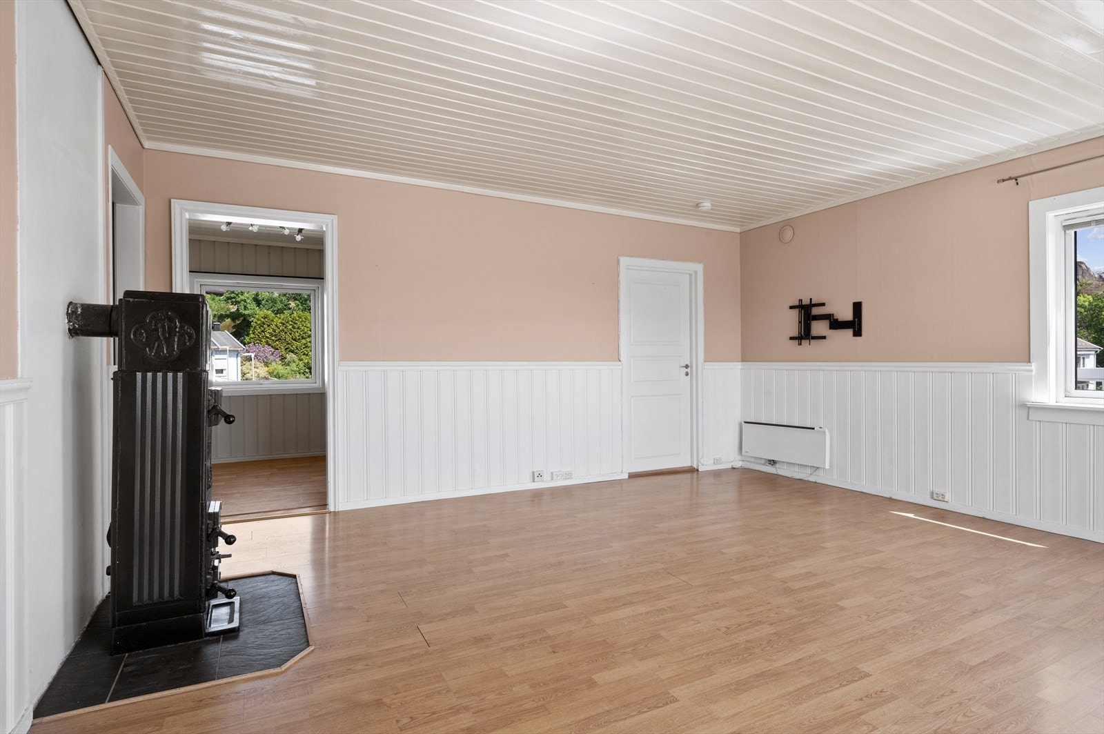 Stor stue med utgang til solrik veranda. Galleribilde