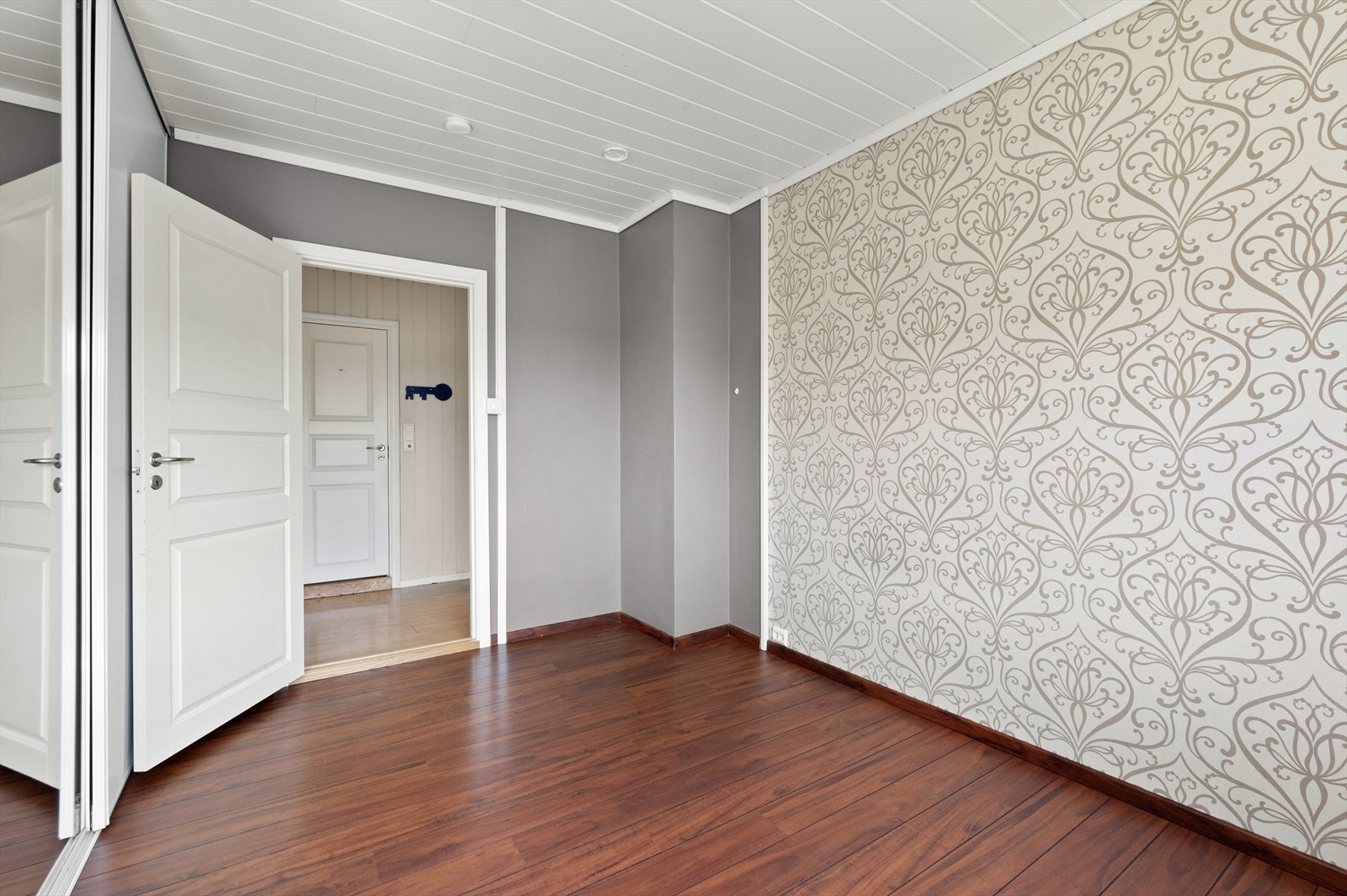 Hovedsoverom med stor skyvedørsgarderobe Galleribilde