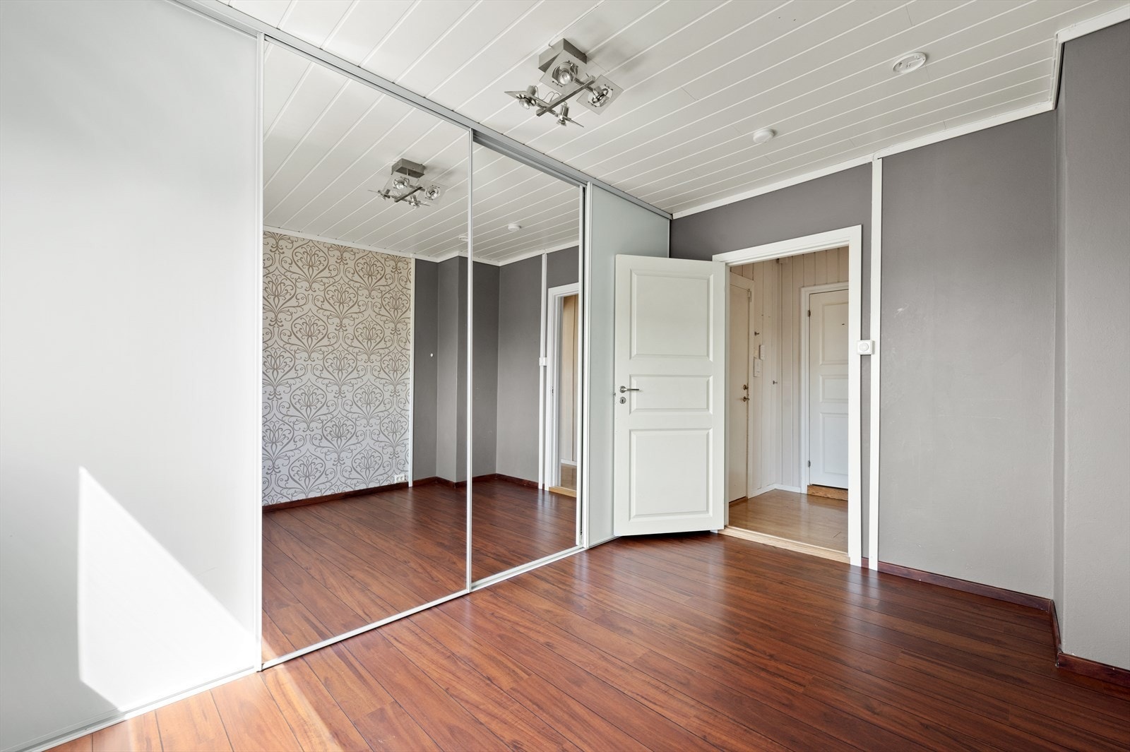 Hovedsoverom med stor skyvedørsgarderobe Galleribilde