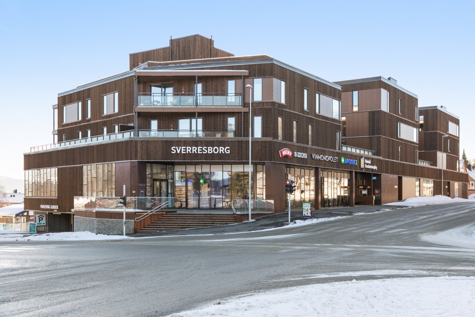På andre siden av veien ligger Sverresborg senter med vinmonopol og Meny. Dette er også leilighetens nærmeste bussholdeplass. Galleribilde
