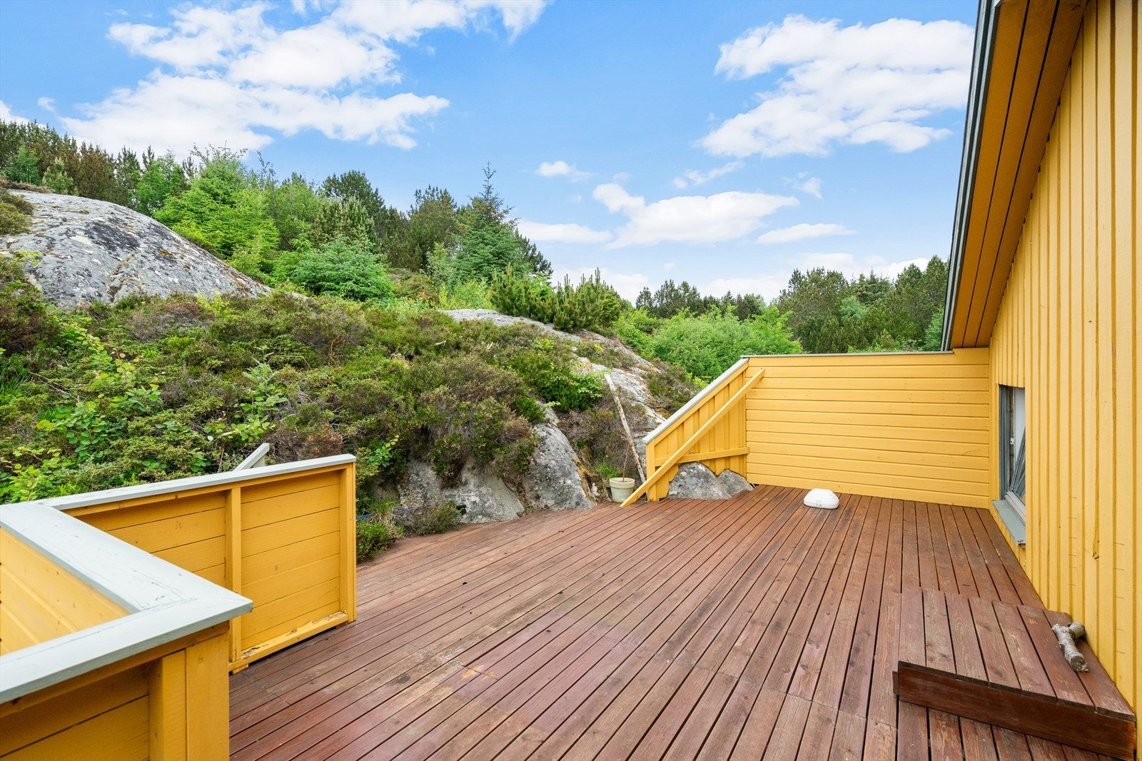 Flott halvpart av vertikaldelt tomannsboligen ligger i et attraktivt og barnevennlig boligområde i ytre del av Karihola, innerst i en blindvei. Galleribilde