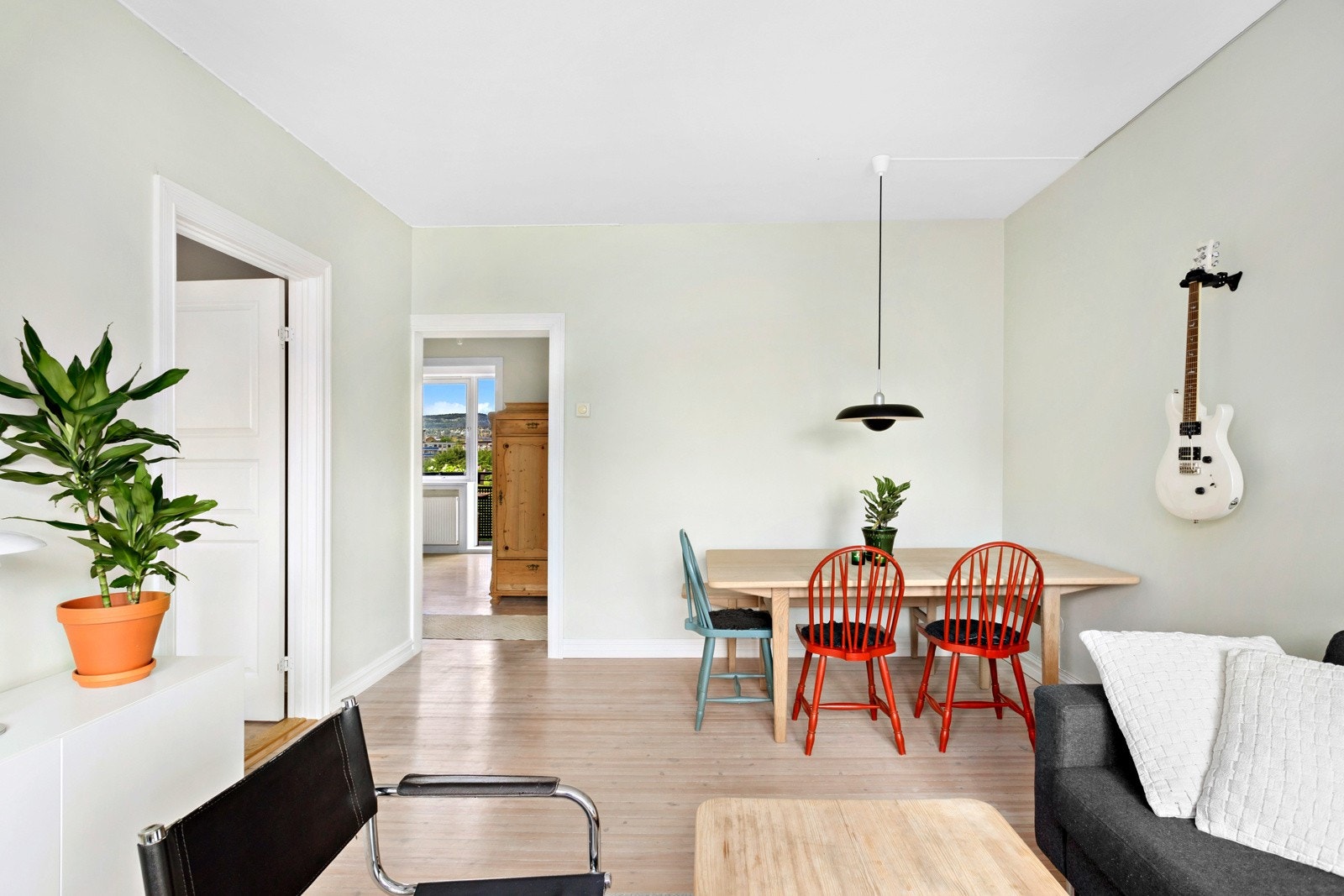 Stuen er lys, luftig og ligger mot rolige fellesområder. Galleribilde