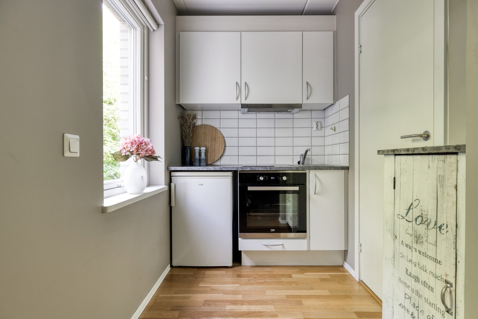 Kjøkken i hybeldel er i likhet med hoveddel lyst og fint. Alle hvitevarene medfølger. Galleribilde