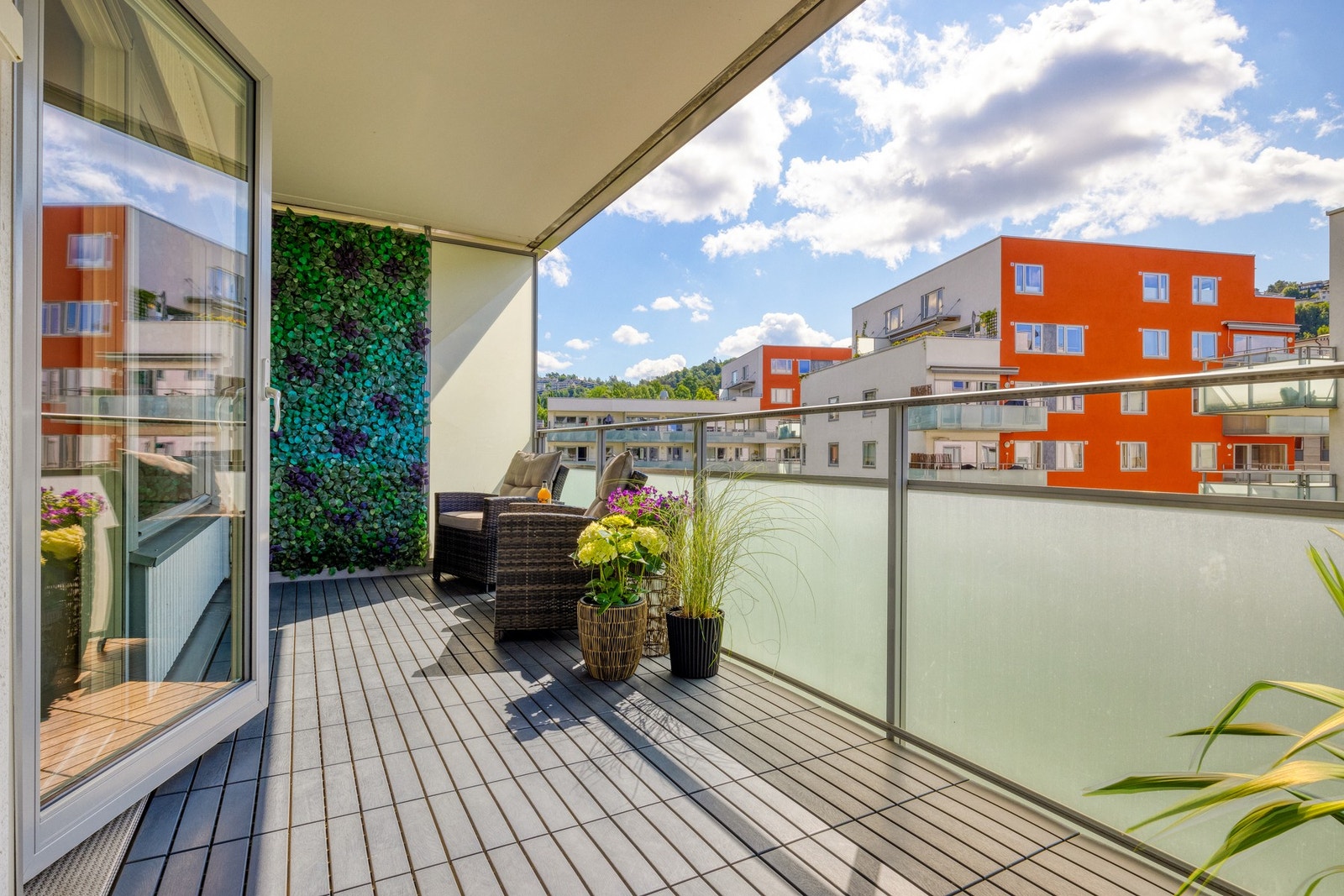 Her får du gleden av en herlig, solrik balkong på 13 kvm med hyggelig utsyn mot fellesområder. Galleribilde