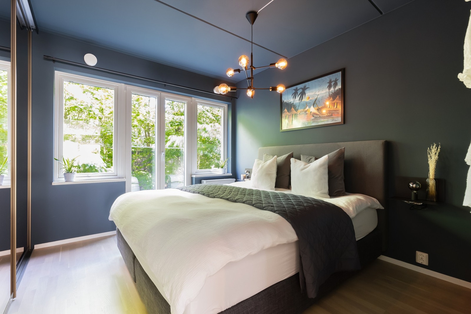 Leiligheten har to soverom som begge har parkett på gulv og malte overflater. Galleribilde