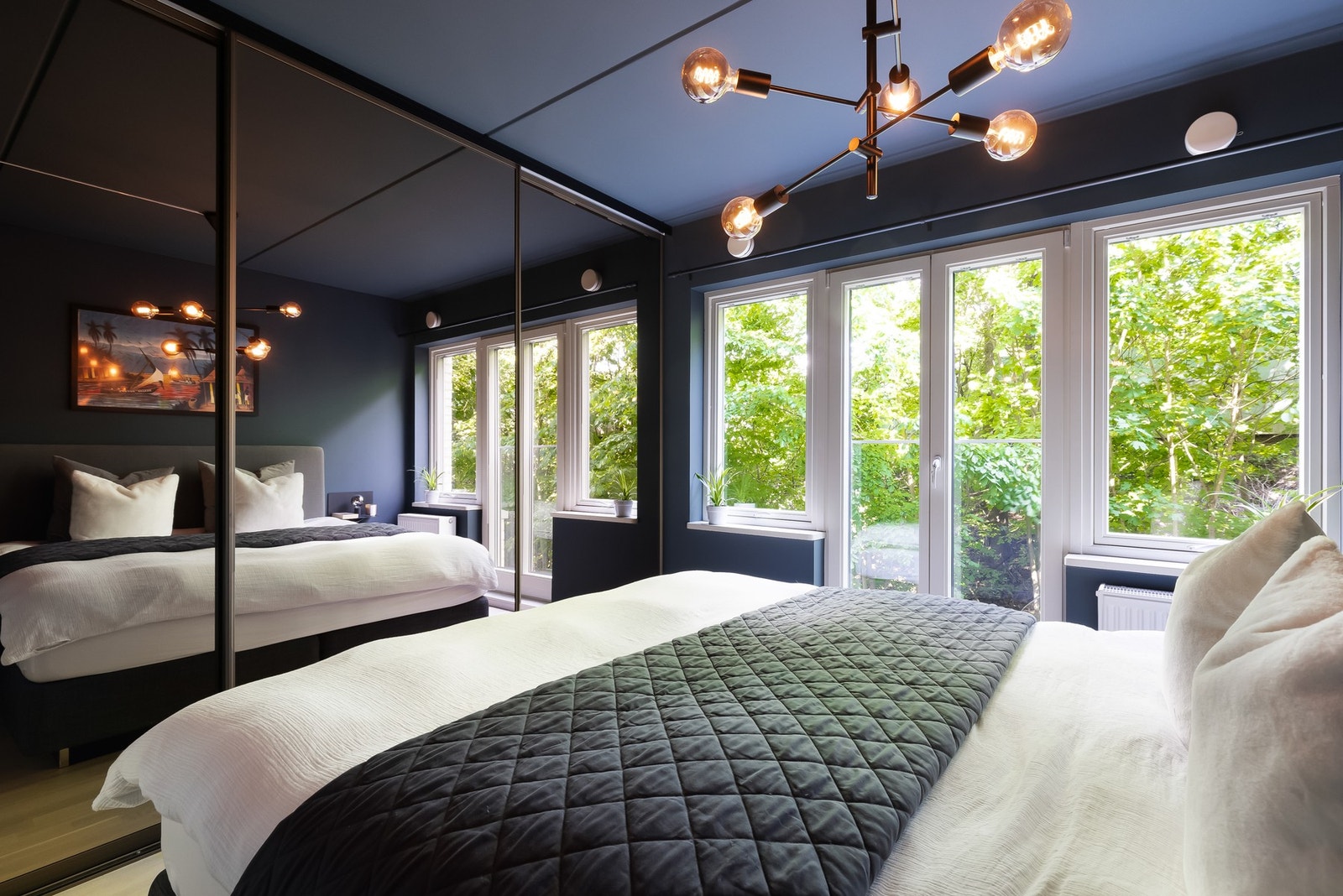 Videre har rommet en stor skyvedørsgarderobe som selvsagt blir stående. Galleribilde