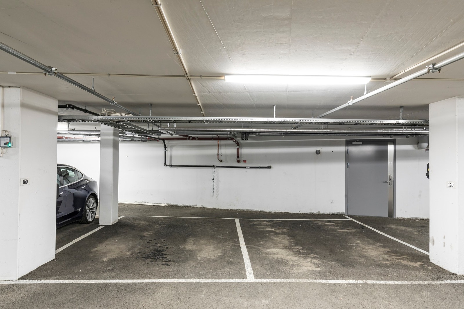 Med boligen medfølger det en parkeringsplass (plass 109) i felles garasjeanlegg (bilde av tilsvarende plass) Galleribilde