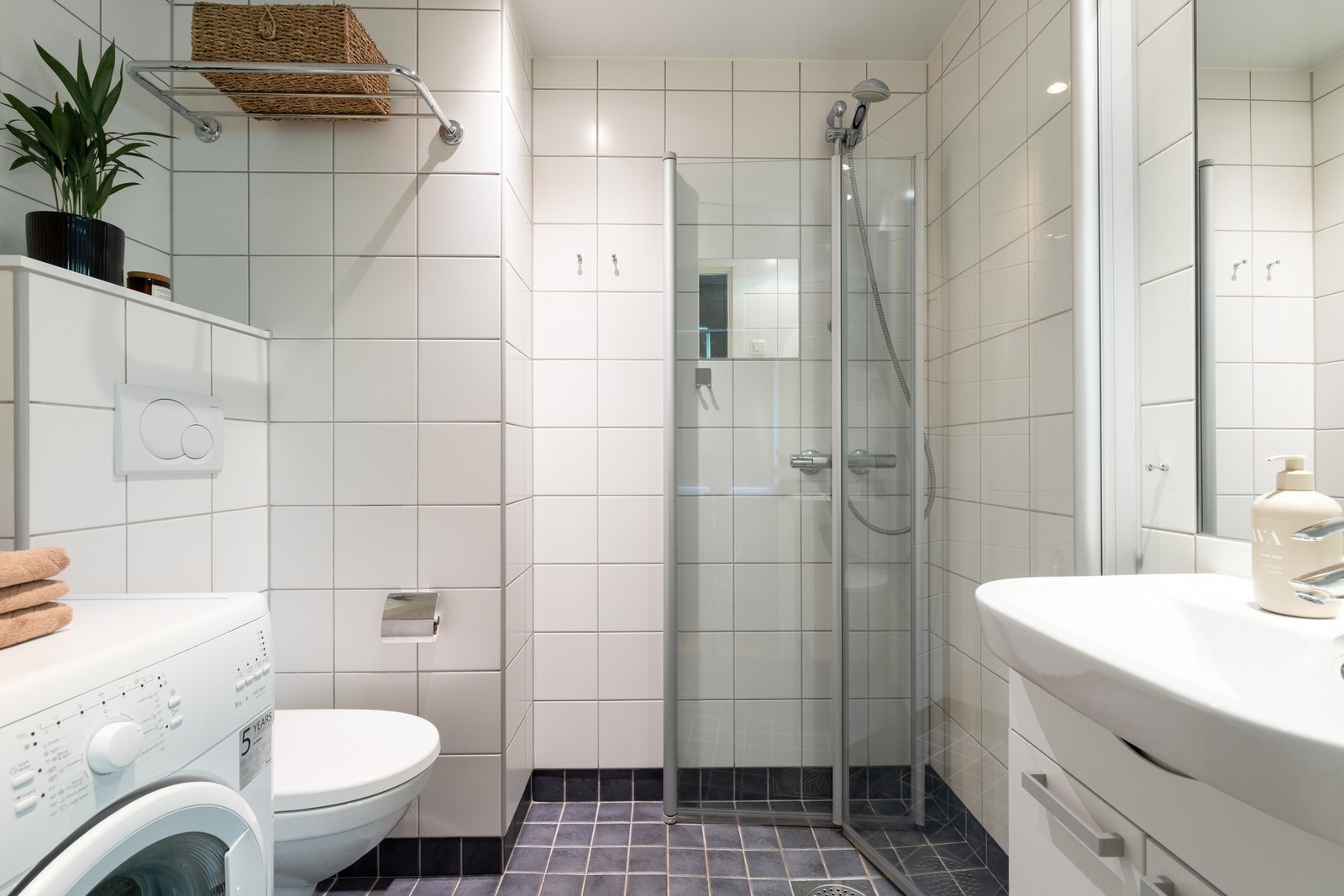 Badet i hybeldel er også flislagt og har varme i gulv samt downlights i himling. Opplegg for vaskemaskin. Galleribilde