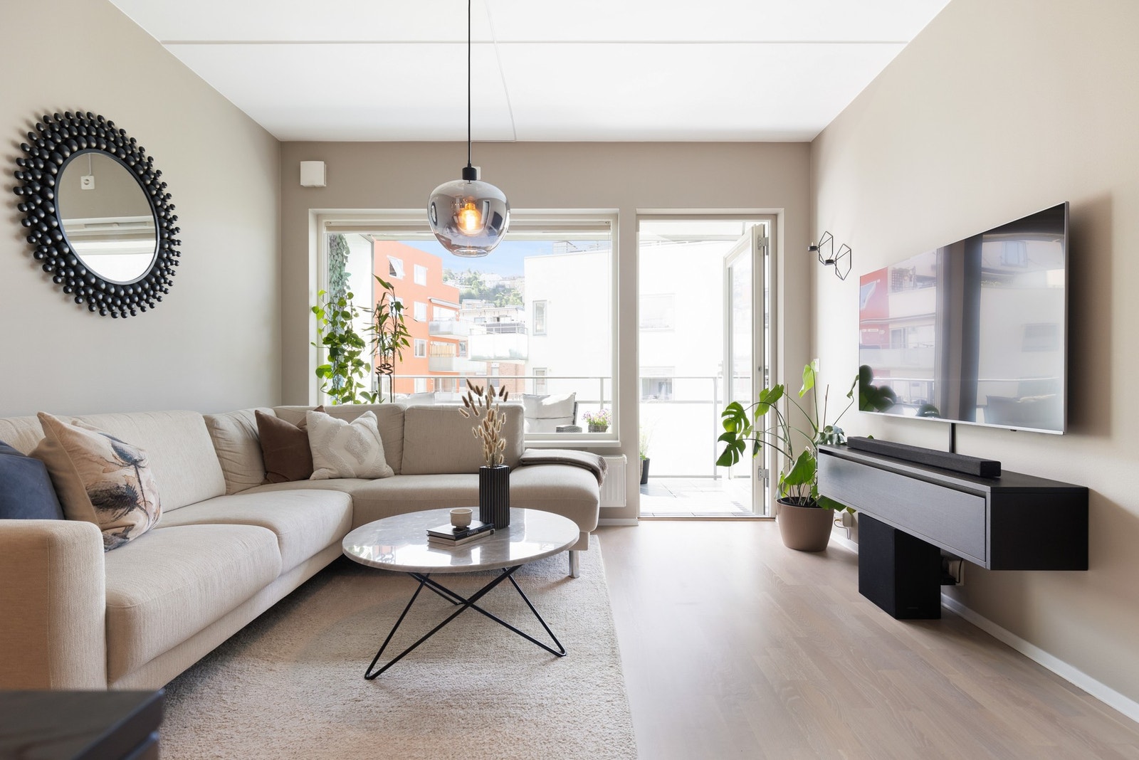 Boligen har en gjennomgående planløsning kombinert med store vindusflater som gir en lys og luftig romfølelse. Galleribilde