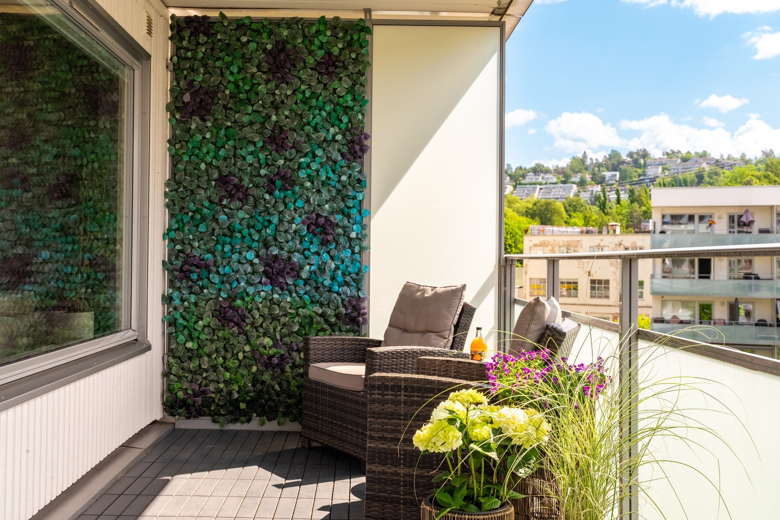 God plass til både loungmøbler og spisebordsgruppe. Galleribilde