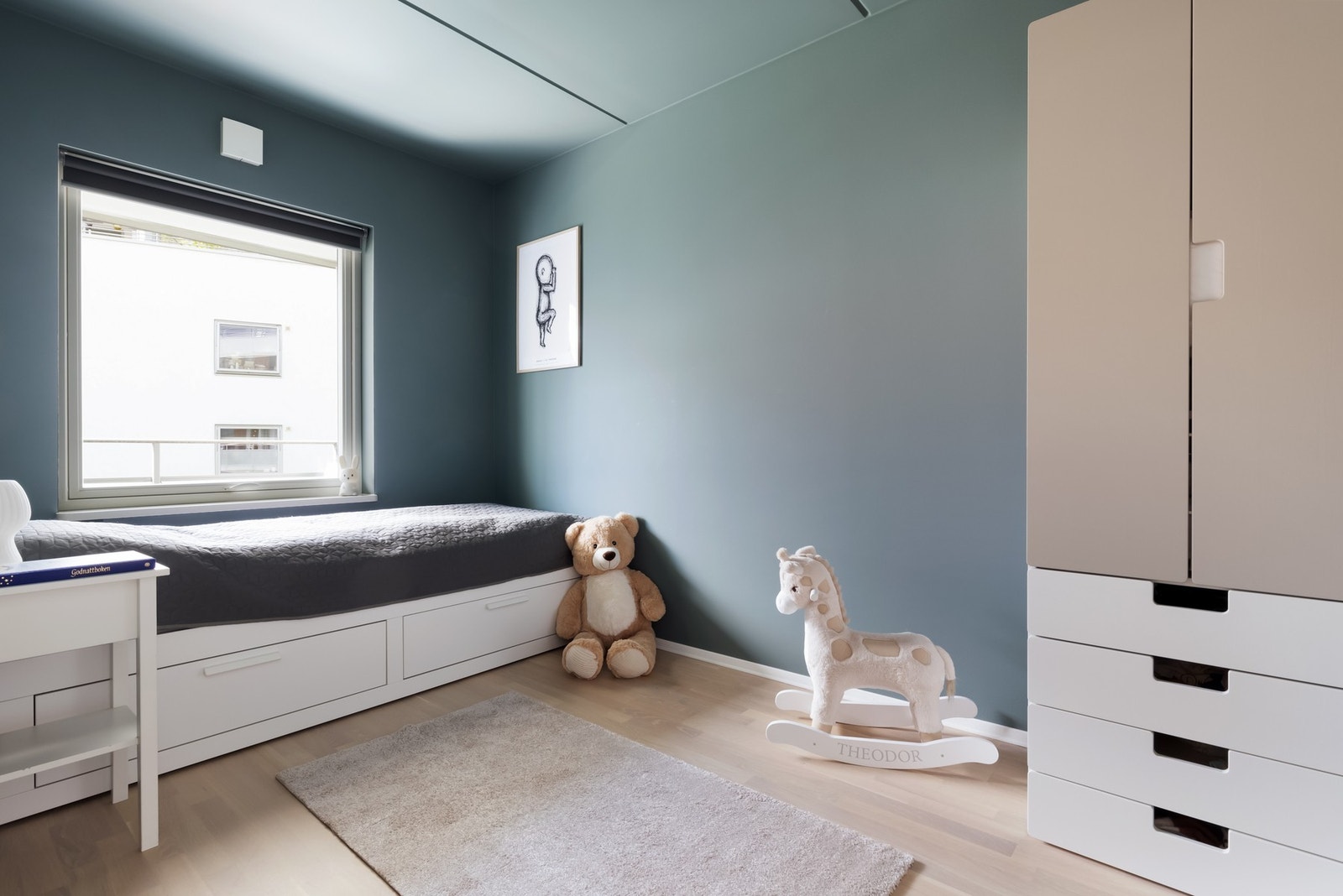 Det andre soverommet har også plass til seng og tilhørende møblement. Galleribilde