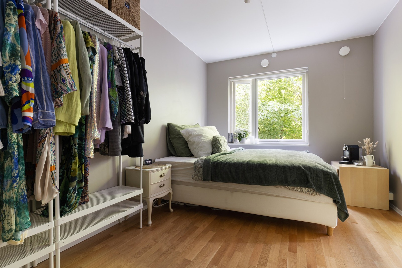 Stue, soverom og kjøkkendel ligger i en åpen løsning og har plass til sovesofa med tilhørende møblement samt garderobe. Galleribilde