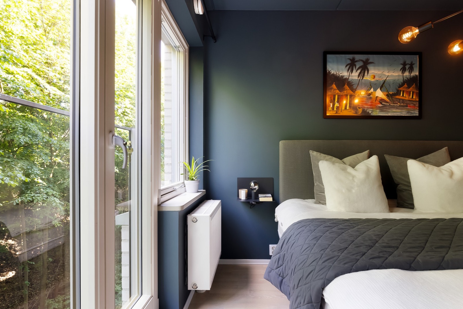 Hovedsoverommet er av god størrelse og har plass til dobbeltseng med tilhørende nattbord. Galleribilde