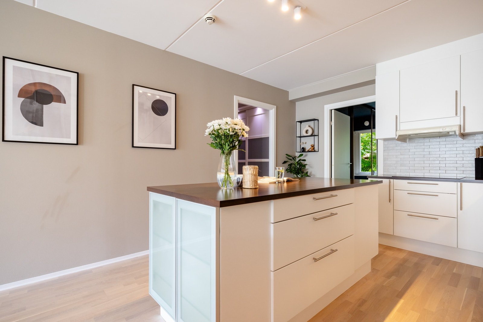 Praktisk kjøkkenøy gir ytterligere med oppbevaring og benkeplass, i tillegg til en naturlig soneinndeling mellom stue og kjøkken. Galleribilde