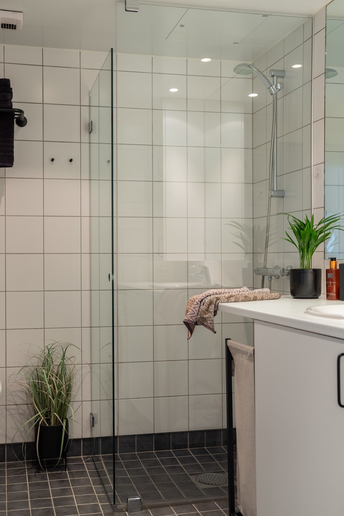 Videre er det vegghengt toalett og dusjhjørne med dusjvegg samt innfellbar glassdør. Galleribilde