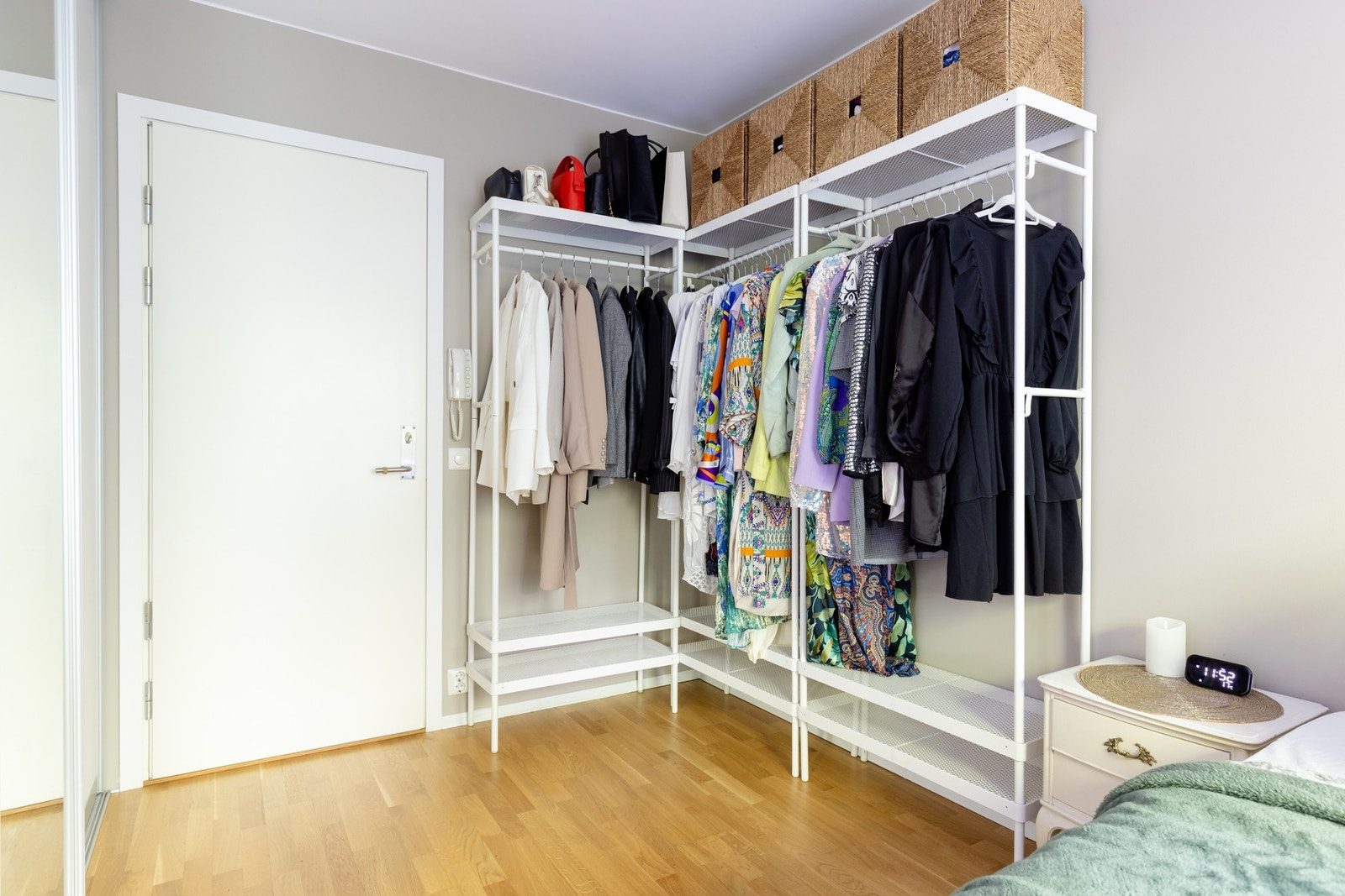 Godt med lagringsplass i form av både skyvedørsgarderobe med speil og en garderobeløsning som blir stående. Galleribilde