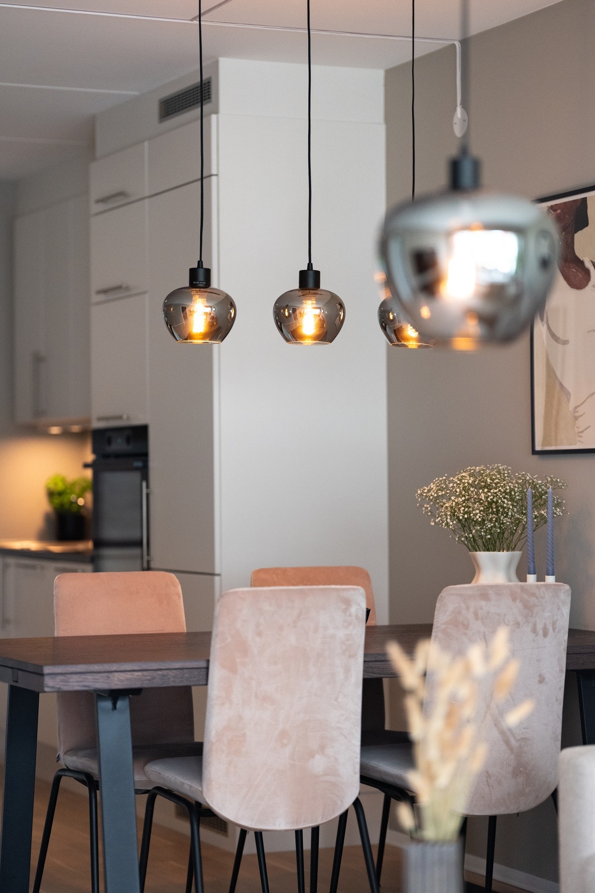 Naturlig sone for plassering av spisebord mellom stue og kjøkken. Galleribilde