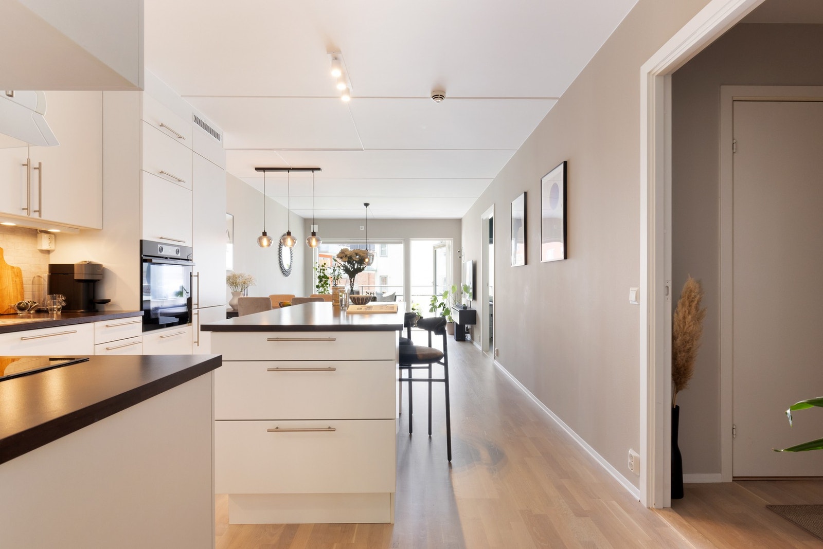 Alle hvitevarene på kjøkkenet er integrert og medfølger. Galleribilde