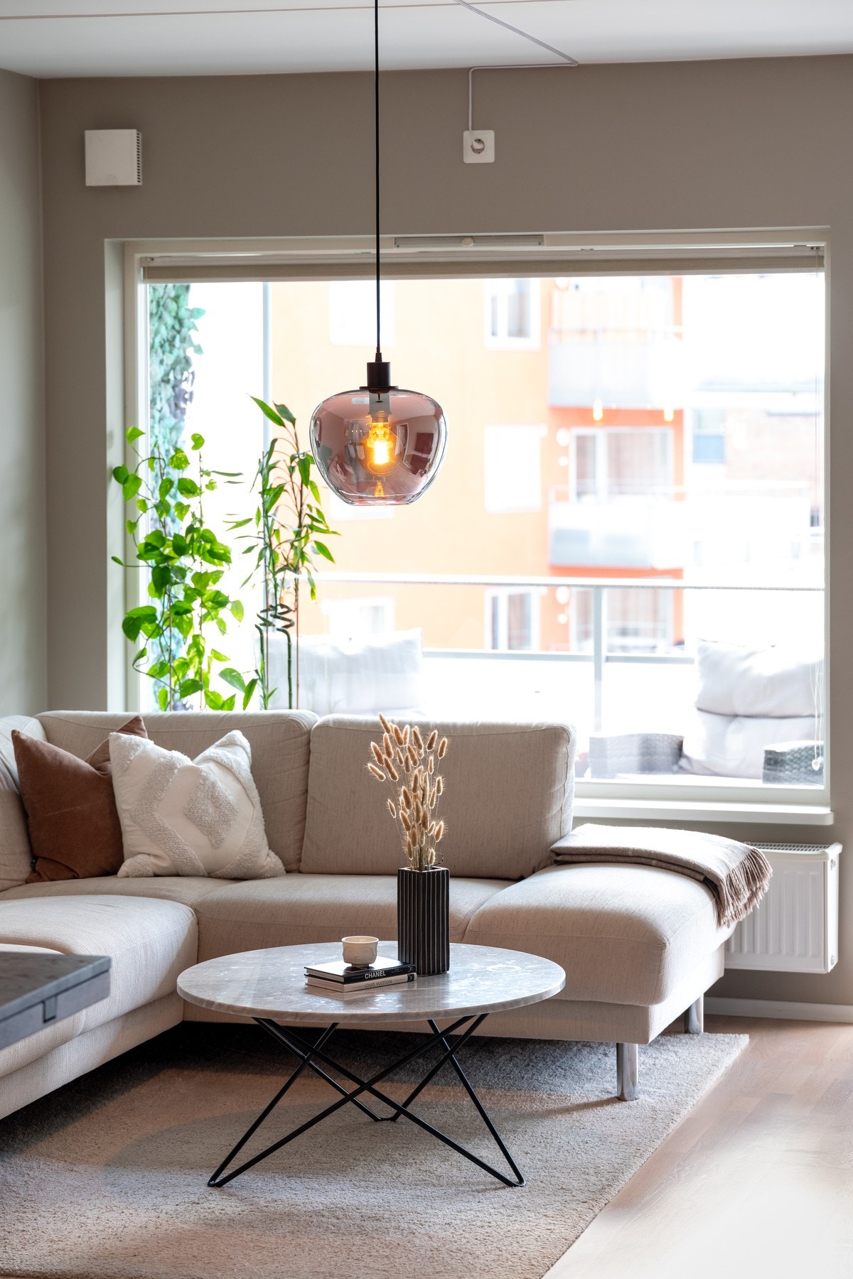 Overflatene er malt i moderne fargevalg og det er parkett på gulv. Galleribilde