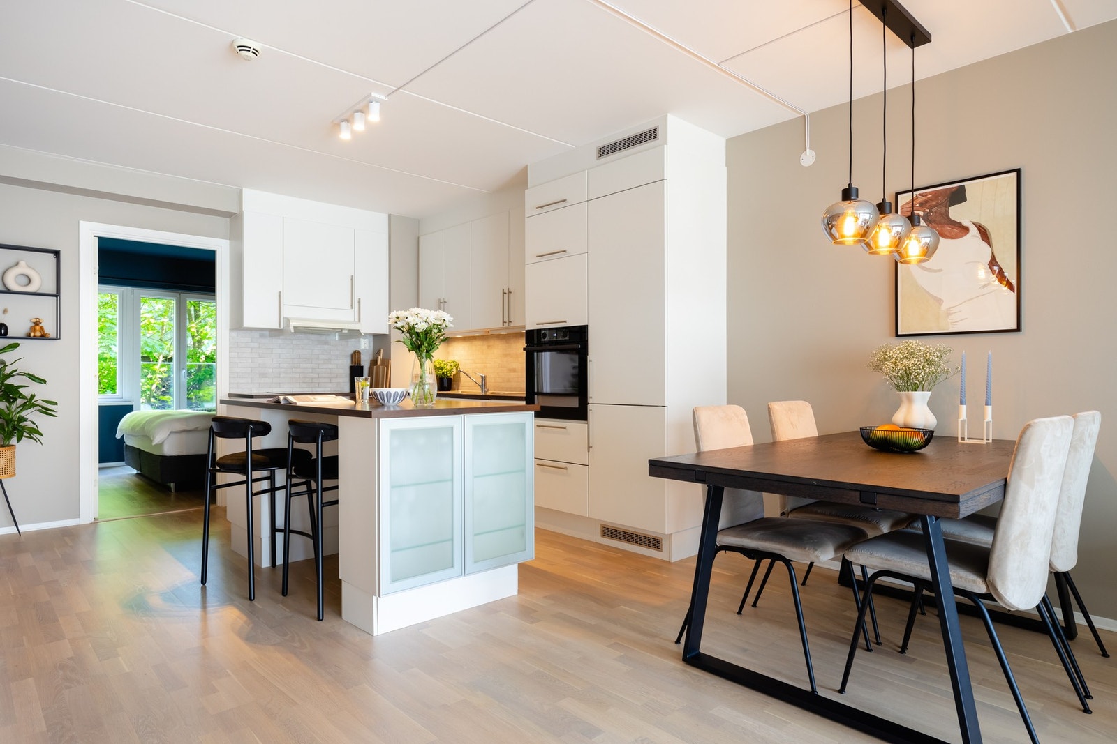 Boligens åpne stue- og kjøkken gir et sosialt og romslig allrom. Galleribilde