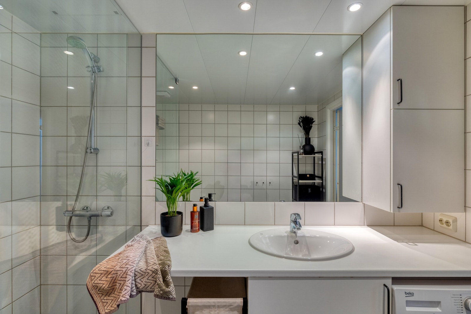 Innredningen består av servant på underskap, stort speil og veggskap. Galleribilde