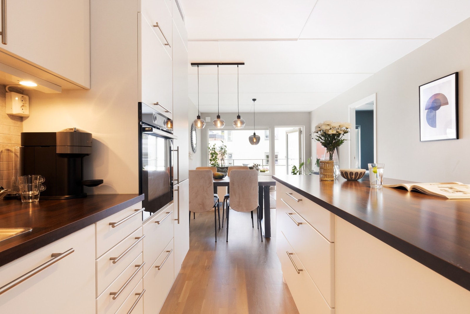 Videre er det lagt fliser over benk, stikkontakter og benkeskapsbelysning. Galleribilde