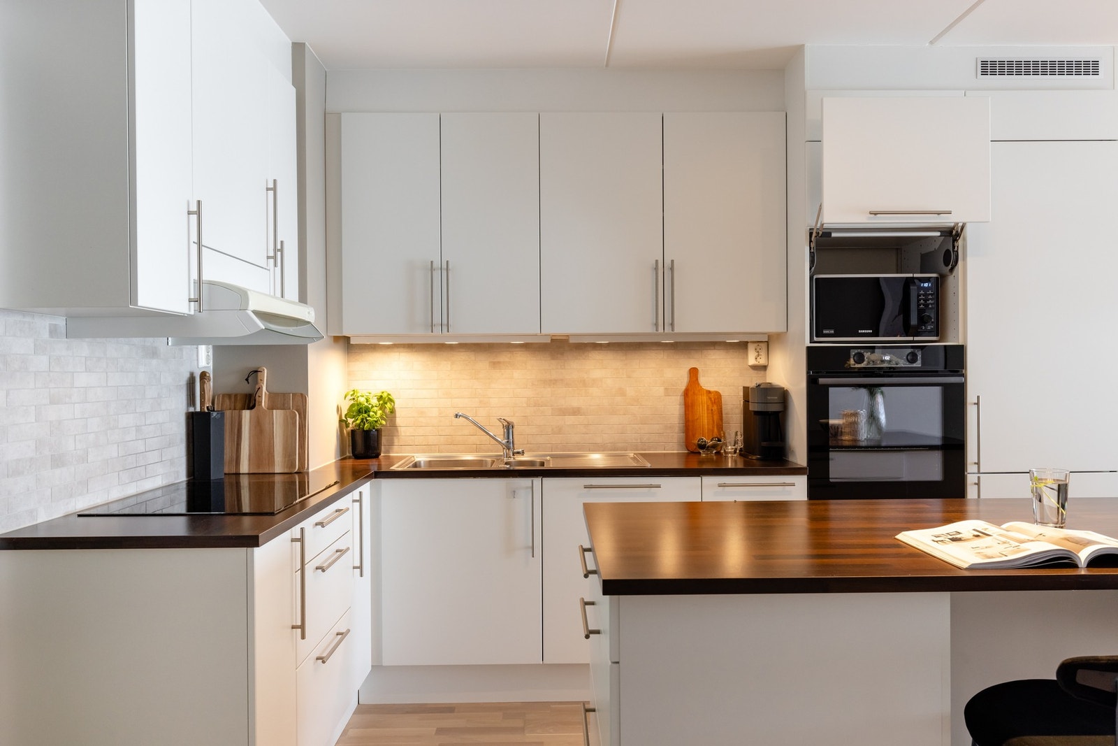 Her får du gleden av et lyst og pent kjøkken som er godt utnyttet med mye skap- og benkeplass. Galleribilde