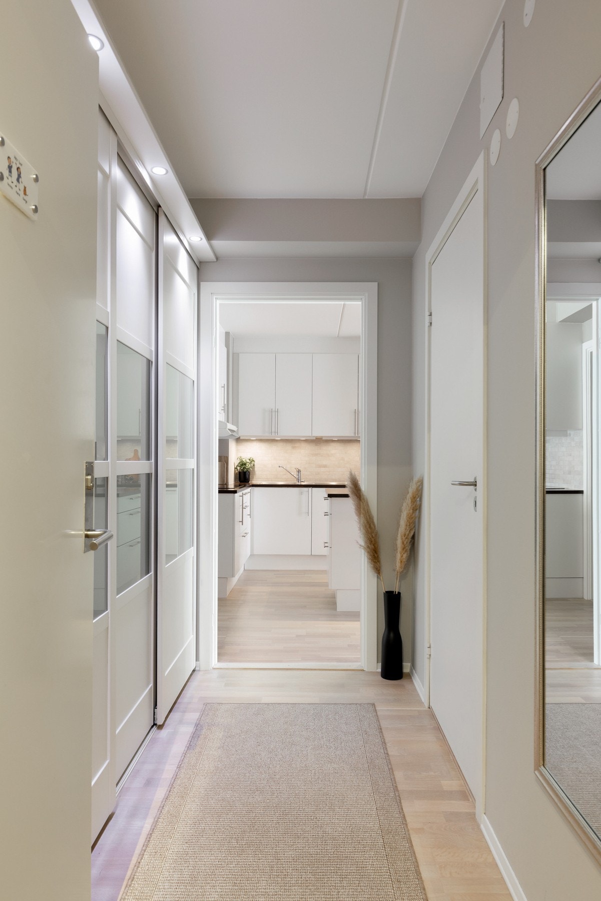 Gangen har godt med oppbevaringsplass i form av stor skyvedørsgarderobe som blir stående. Galleribilde