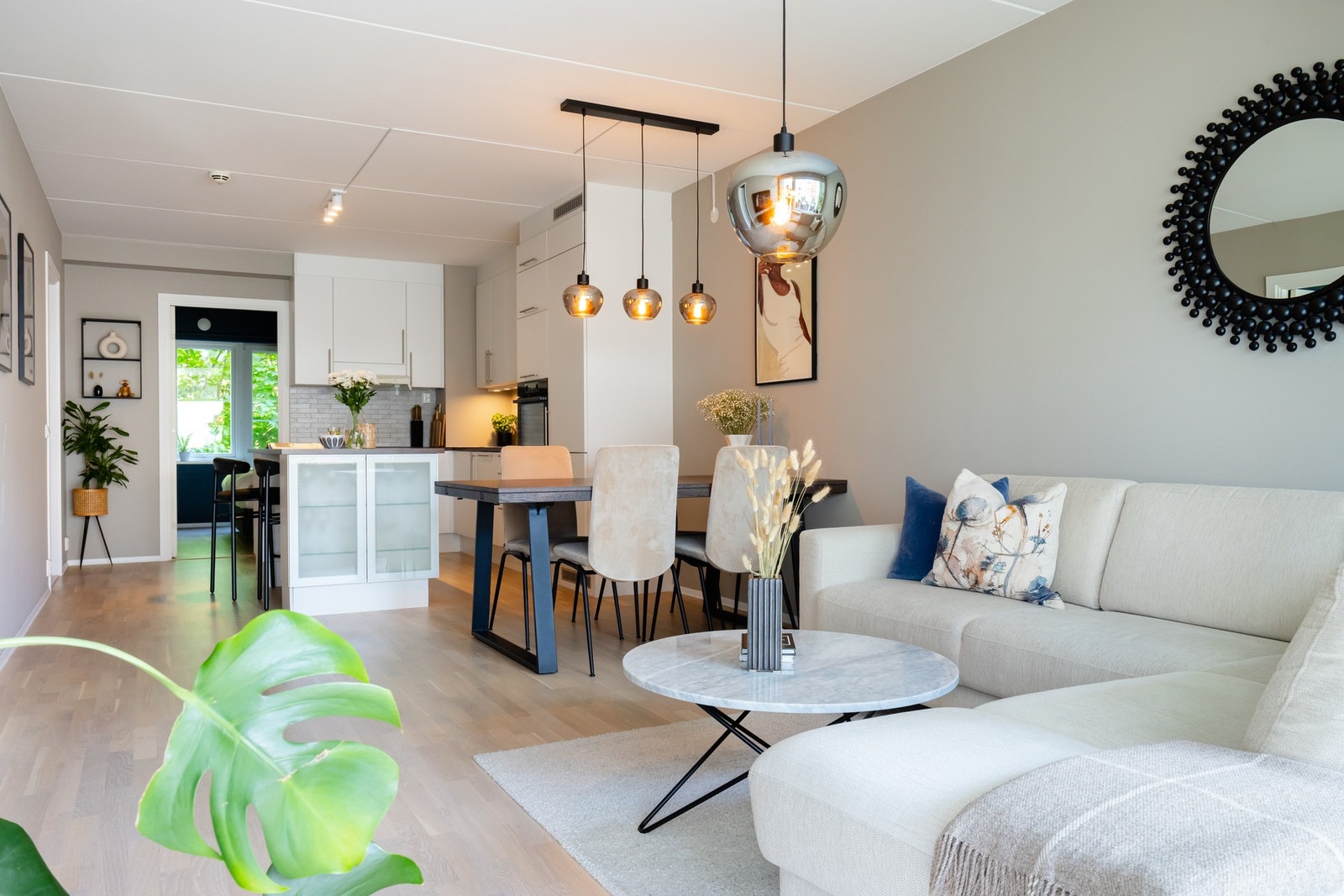 Stuen har god plass til sofagruppe med tilhørende møblement. Galleribilde