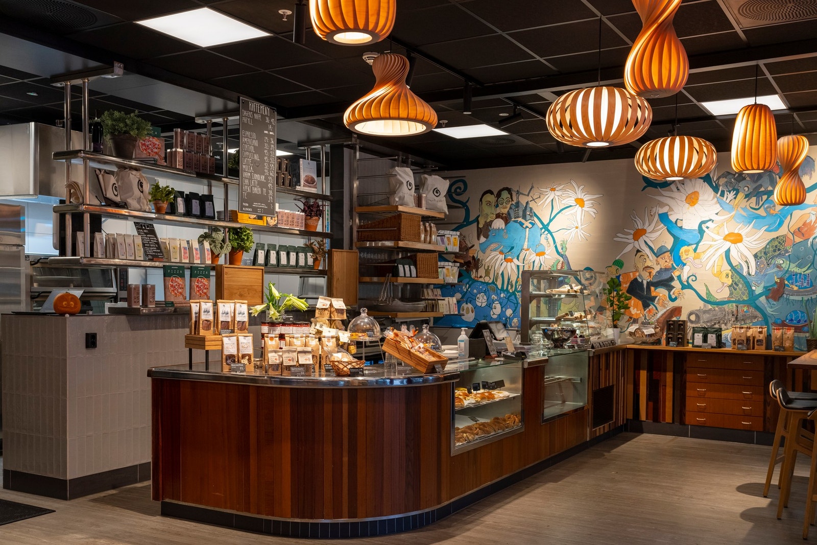 Åpent bakeri stiller med deilig bakst og kaffe. Galleribilde