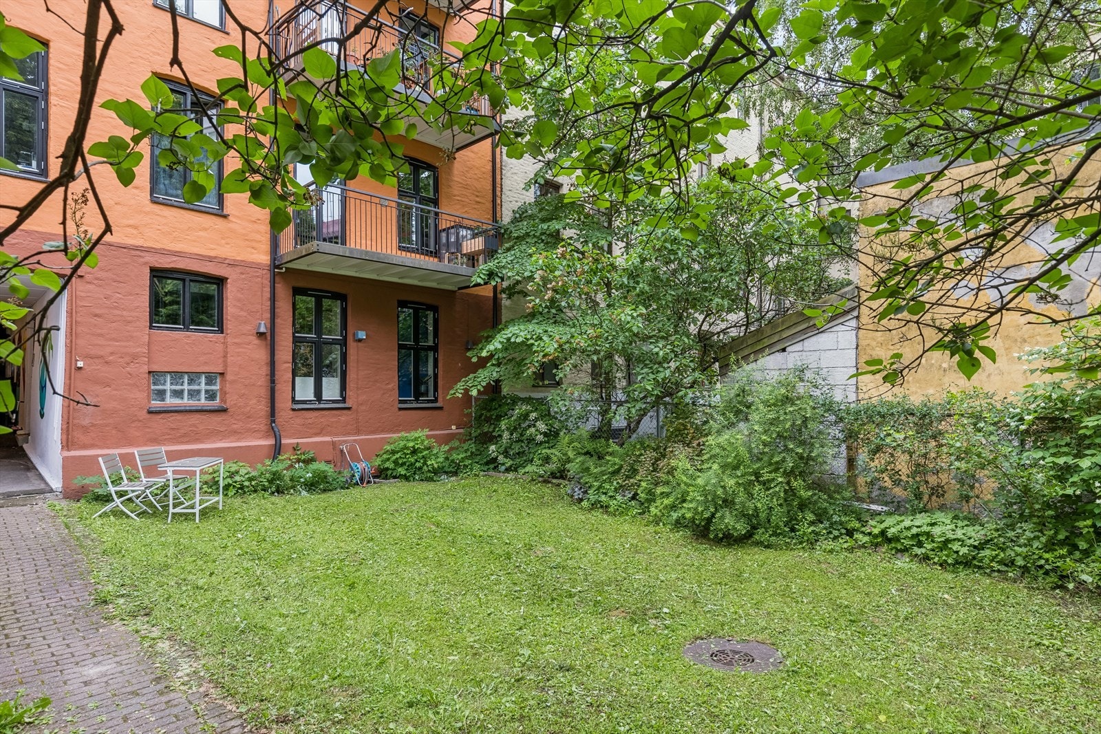 Hyggelig bakgård. Galleribilde