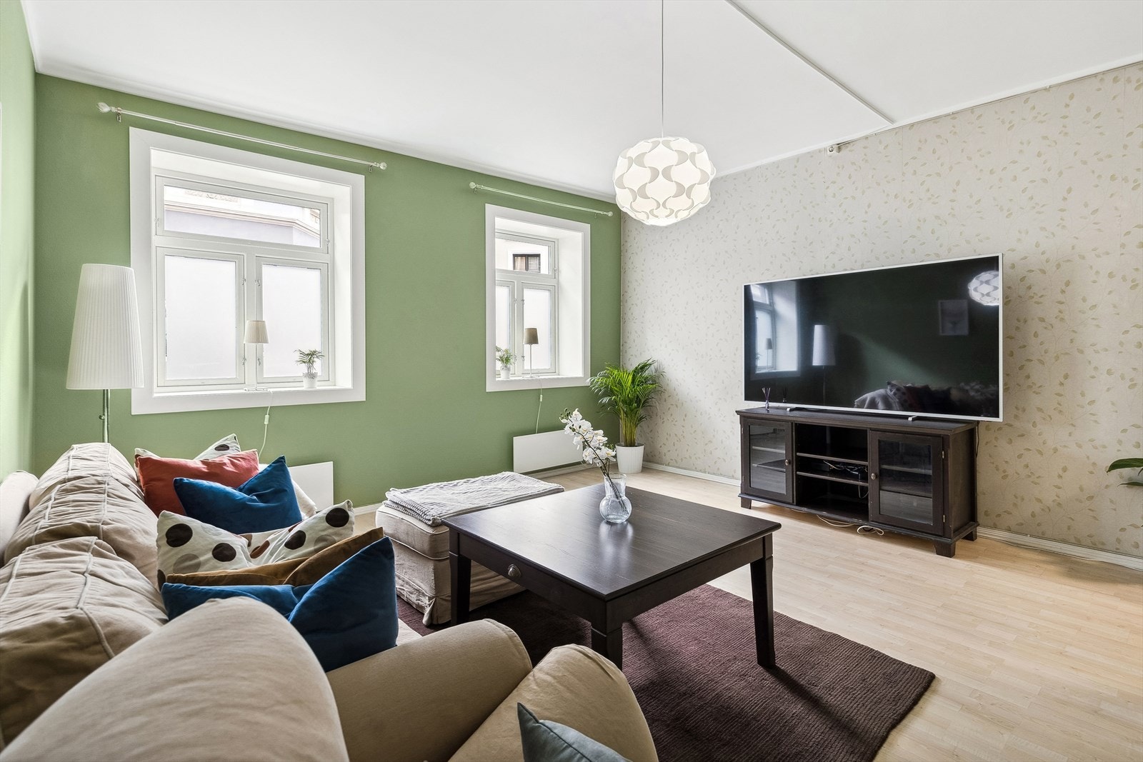 Stuen har fine lysforhold og god takhøyde. Vinduer fra 2022. Galleribilde