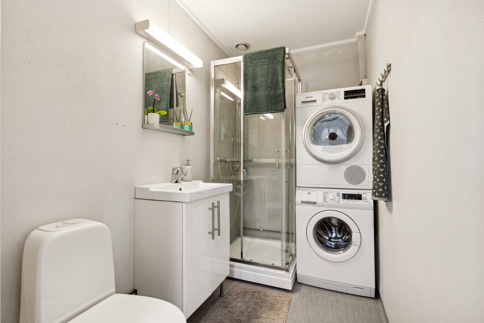 Baderommet er av god størrelse med god plass til vaskemaskin og tørketrommel. Galleribilde