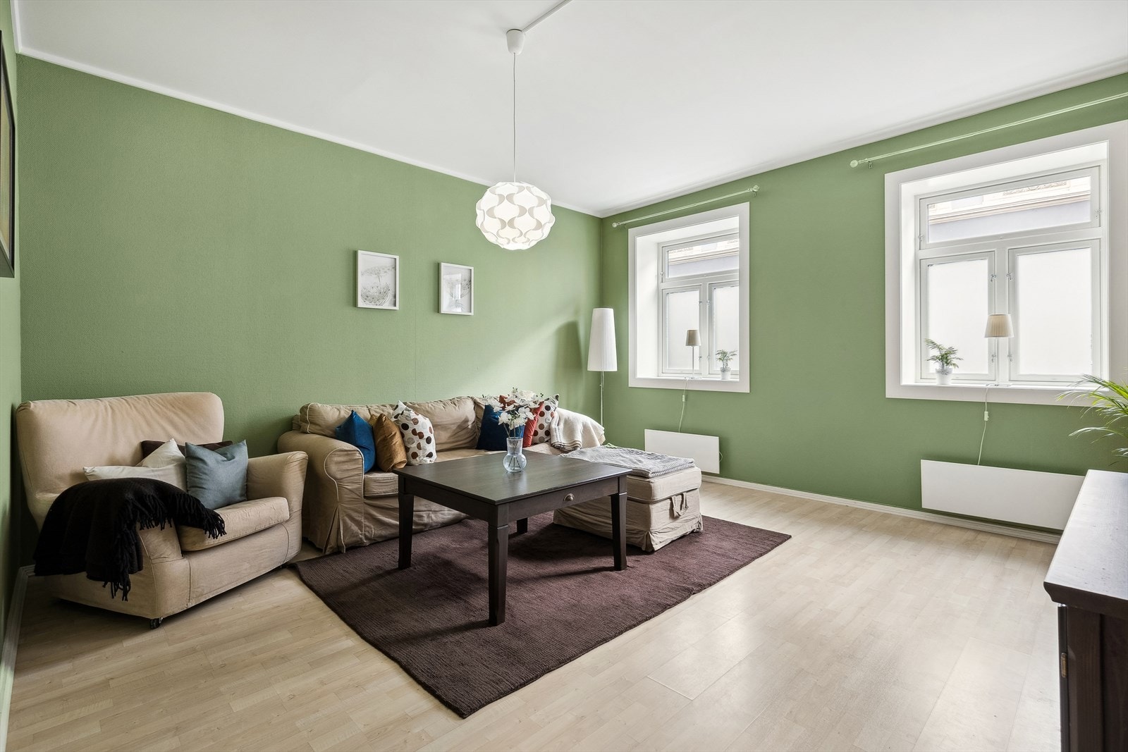 Stuen er av god størrelse og har plass til spisebord i tillegg til salong. Galleribilde