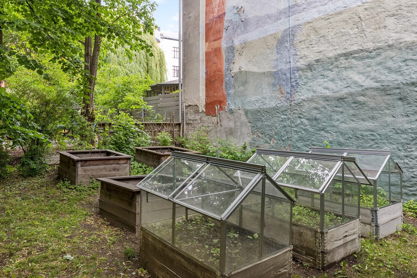Meget hyggelig bakgård med plantekasser og sittegruppe. Galleribilde