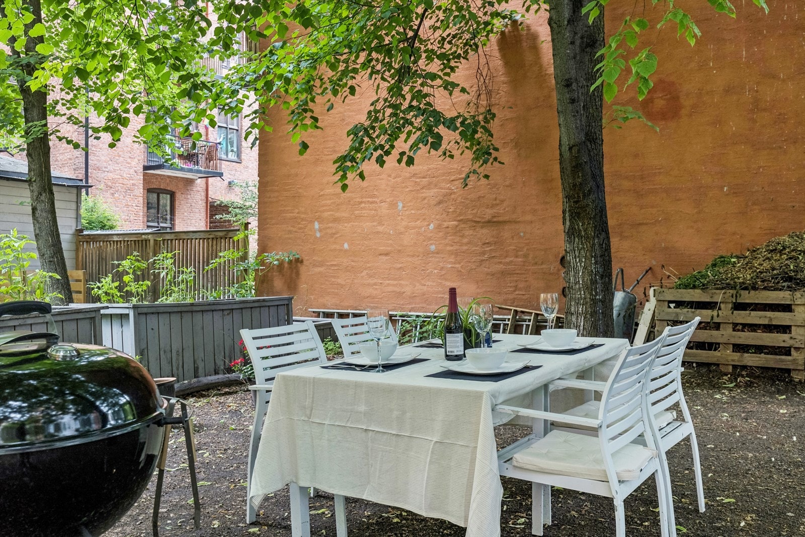 Inviter venner og familie til grilling i bakgården. Galleribilde