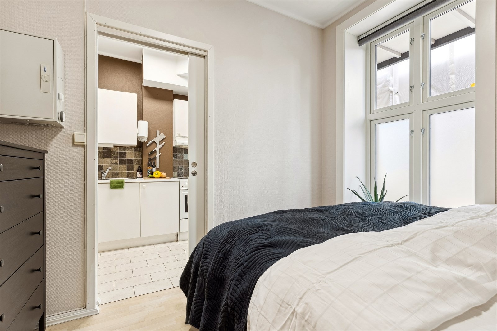 Soverommet har praktisk skyvedør som frigjør plass. Galleribilde