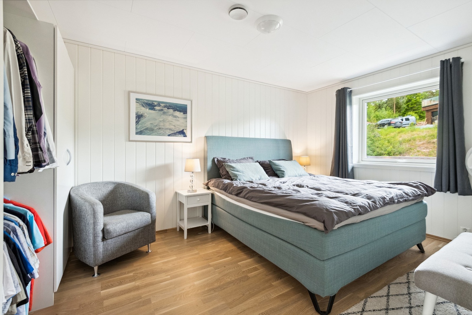 Hovedsoverommet har god plass til dobbeltseng og garderobeløsning. Galleribilde