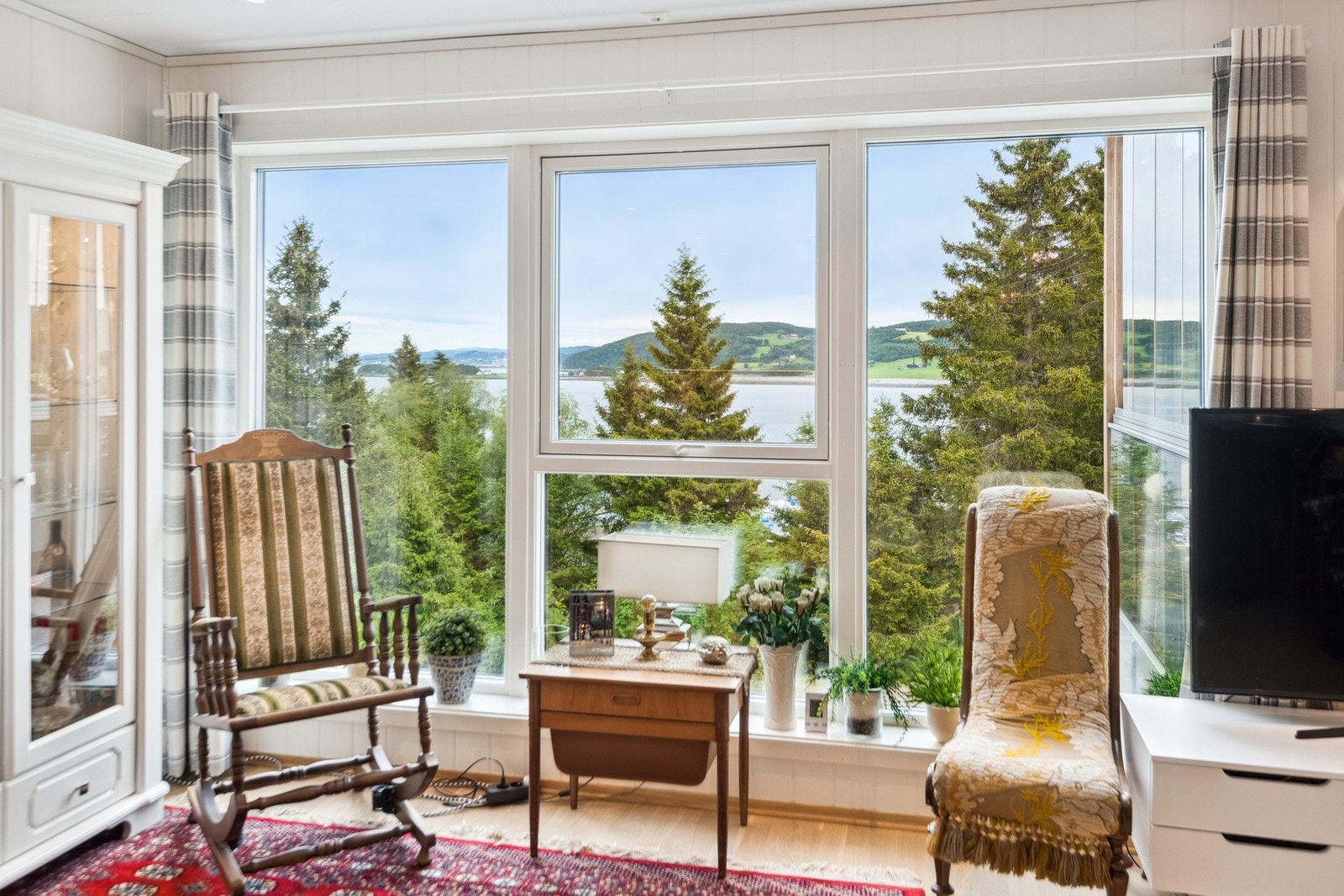 Fra leiligheten har man utsikt helt til Norske skog. Galleribilde