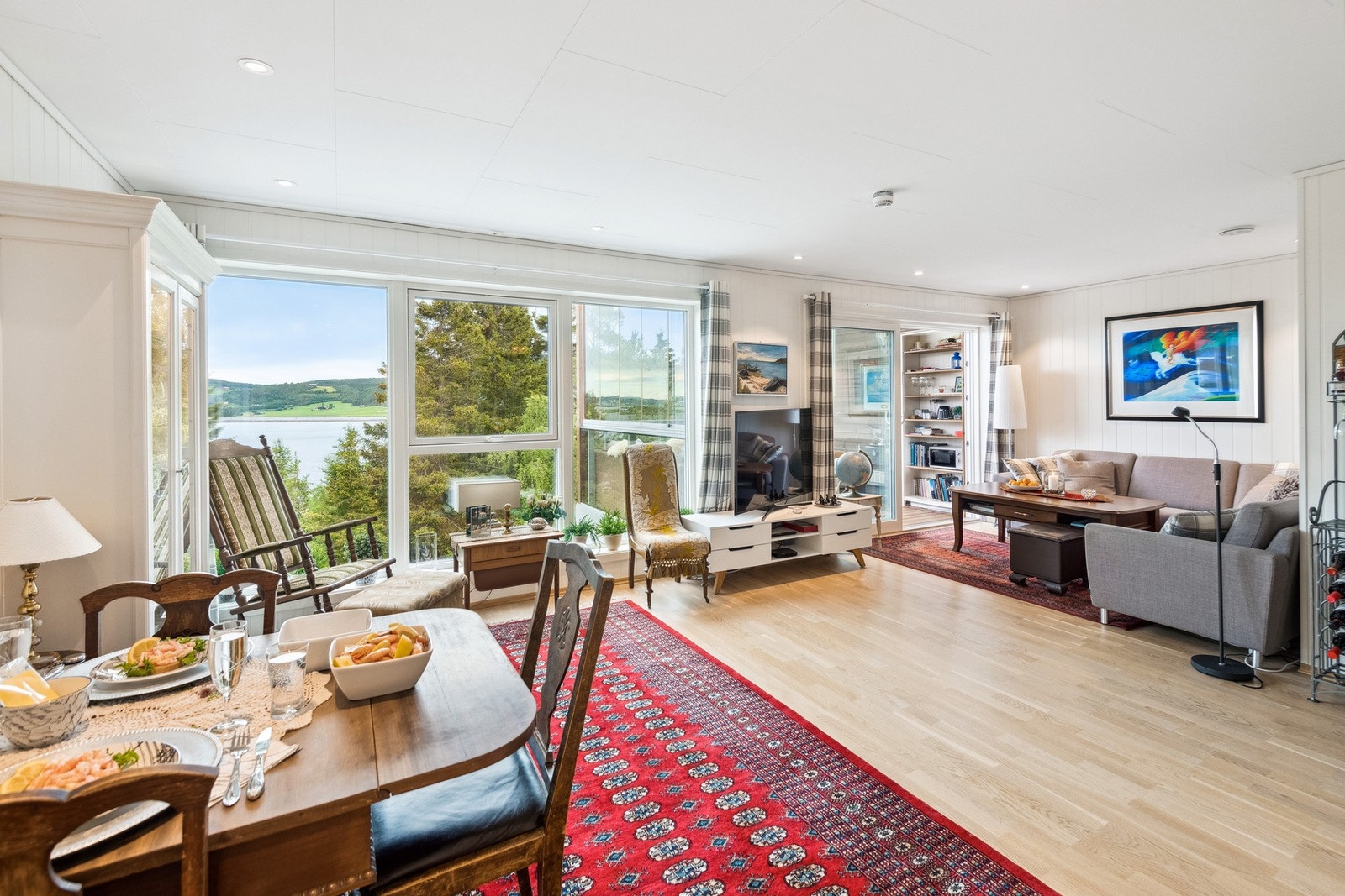 Stuen har store vindusflater som gir godt med naturlig lys. Galleribilde