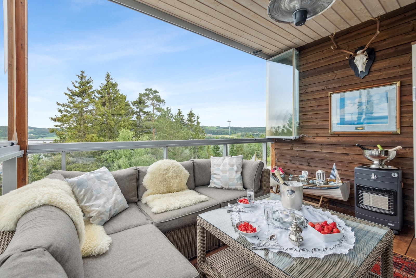 Boligen har en inn glasset og takoverbygget veranda med god plass til hagemøbler. Galleribilde