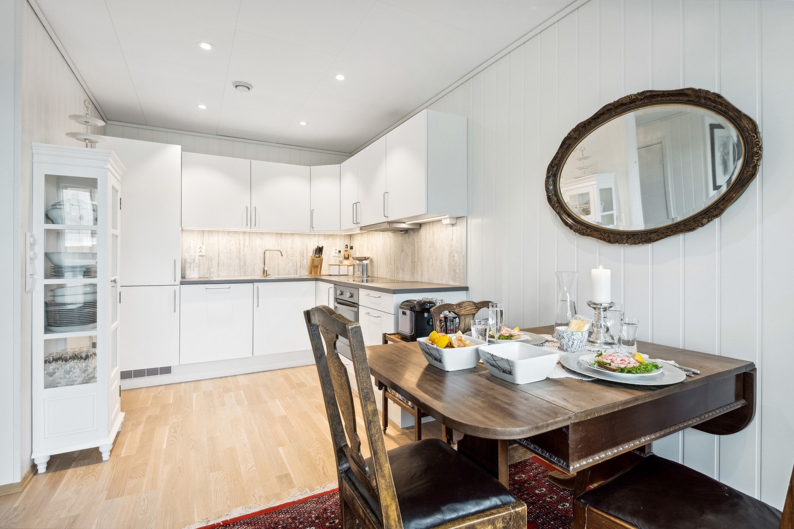 Lys og moderne 3-romsleilighet. Kjøkkenet er tidløst og har integrerte hvitevarer. Galleribilde